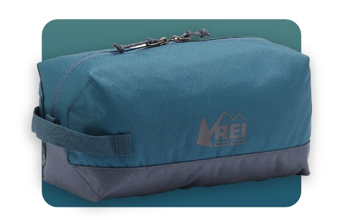 REI's Readtripper lunch bag in a teal color 